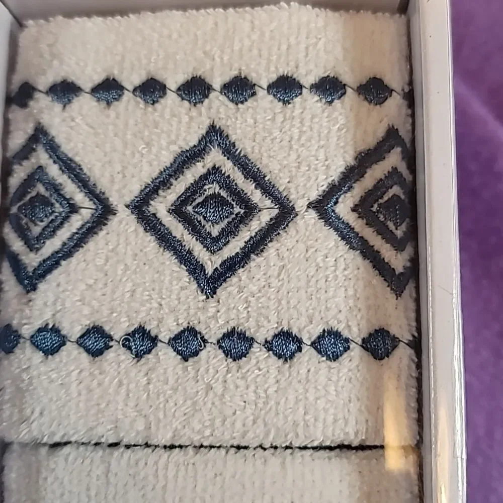 0721. NWB ~ 100% Cotton ~ 2 Fingertip Towels & Soap Dispenser